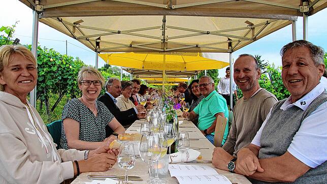 Ein großes Team, fünf verschiedene Weine, vier Gänge und viele strahlende Gesichter: Die Markdorfer &bdquo;Lange Tafel&ldquo; inmitten ...