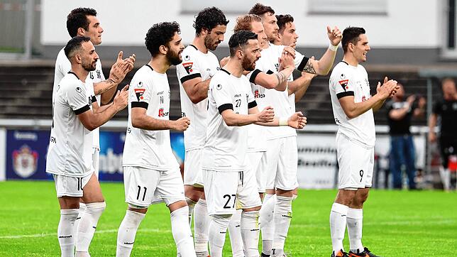 Geschafft: Nach dem Sieg gegen Rielasingen feiern die Villinger Spieler mit ihren Fans den Einzug ins Halbfinale.