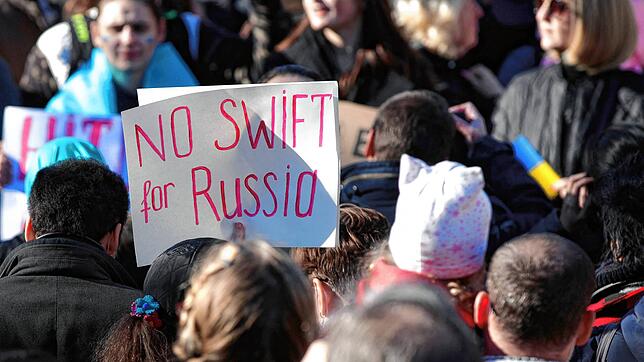 Der Ausschluss Russlands aus dem Swift-System war zuvor auch auf zahlreichen Demonstrationen, wie hier in Paris, gefordert worden.