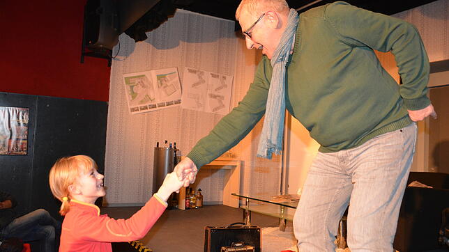 Pia aus Spaichingen erlebt im Theater am Turm beim Clown-Workshop mit Henry Greif einen besonderen Geburtstagsnachmittag.