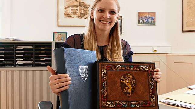 Alexandra Ruf, stellvertretende Hauptamtsleiterin in der Stadtverwaltung Bonndorf, hat ein Auge auf das aktuelle Goldene Buch der Stadt ...