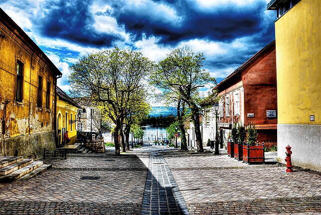 Menschenleer, in einem besonderen Licht: die Eszterházy-Straße in der ungarischen Partnerstadt Vác. Donaueschingen und die ungarische ...