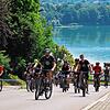 Radler auf der Straße, im Hintergrund der Rhein: Tausende waren beim Slowup am Sonntag, 19. Juni, entlang des Hochrheins unterwegs.