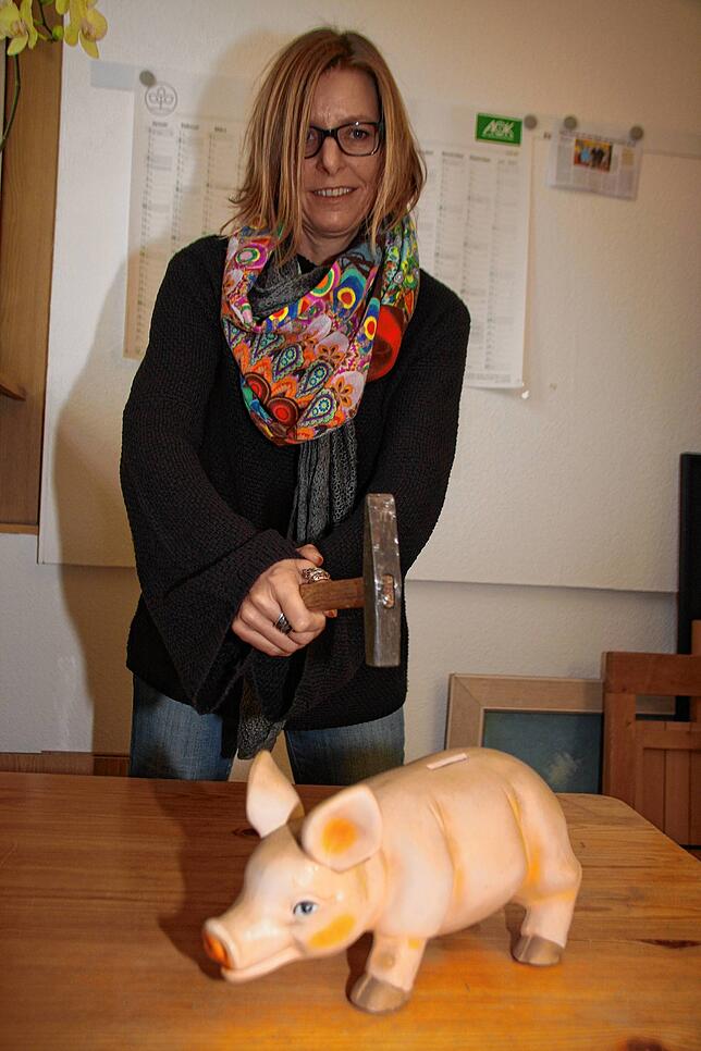 Draufhauen und den letzten Cent aus dem Sparschwein holen? Melanie Pister, die bei der Schuldnerberatung der Caritas Konstanz arbeitet, ...