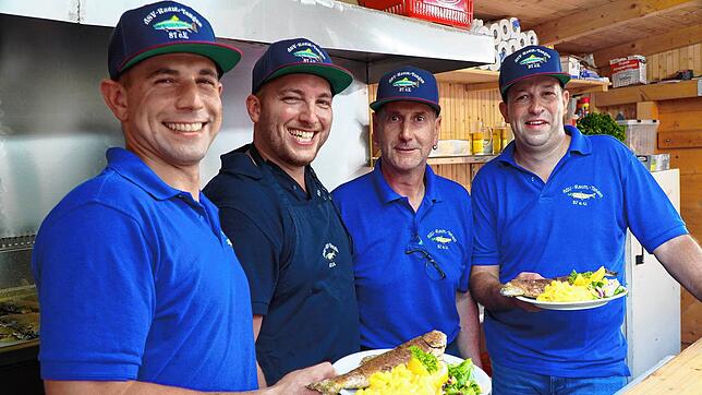 Die Angler in Tengen-Büßlingen haben viel Grund zu feiern: (von links) Oliver Ritzi (Küchenchef beim Fischerfest), Christoph Ritzi ...
