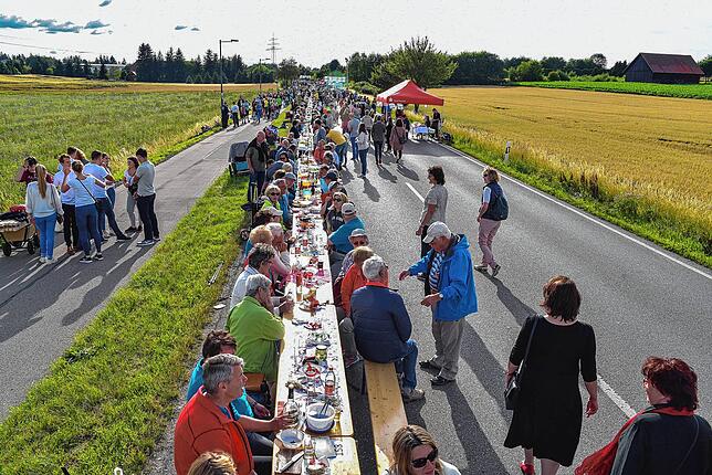 Schlemmen, wohin man schaut. 1000 Meter lang ist die Lange Tafel 2017, an der damals 5000 Menschen Platz nehmen.
