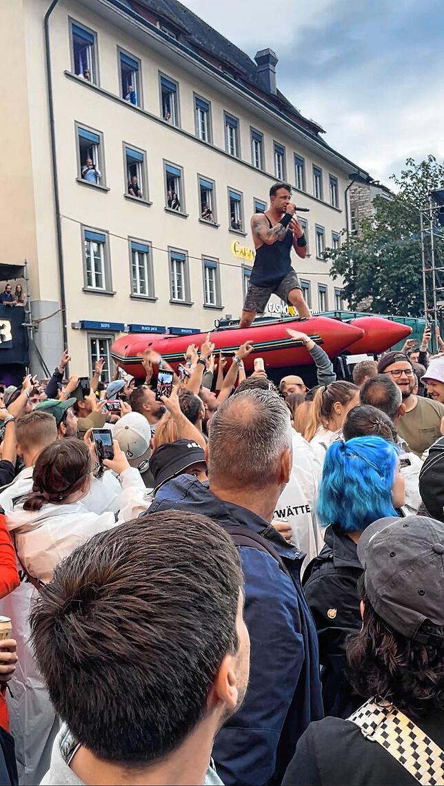 Bild 2: Gute Laune trotz Regenwetter: Bilder von den Auftritten von Sido und SDP bei Stars in Town