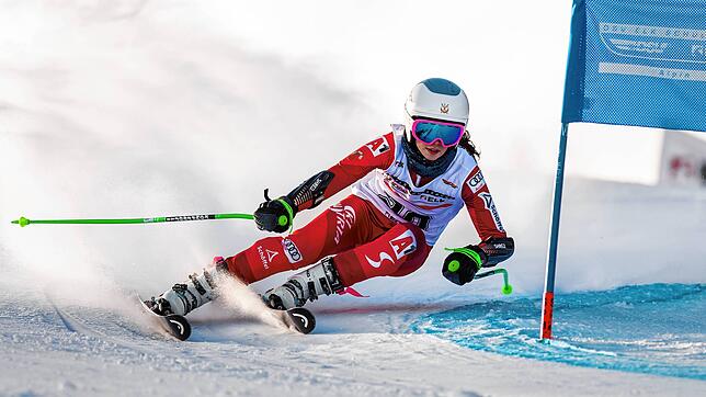 Lena Kiefer bei einem Wettkampf auf der Piste.