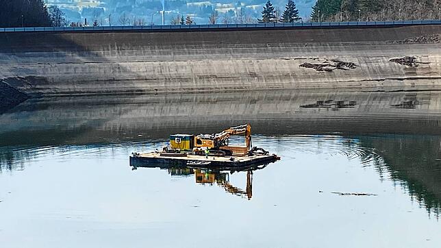 Bild : Zweiter Bagger auf dem Wehra-Stausee