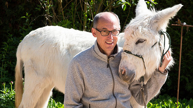Rainer Wohlfarth, Psychologe und Experte für tiergestützte Therapie, mit Eselin Bianca.