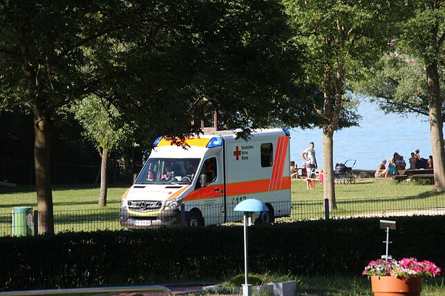 Der von Arthur Knutas gerettete Junge wird am Mittwochabend vom Roten Kreuz ins Krankenhaus gebracht.