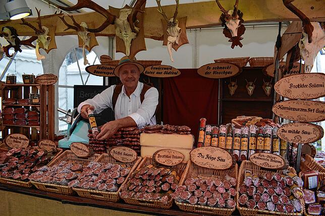 Der Bayer Georg Fürmeier bietet Südtiroler Spezialitäten feil, darunter die Salami &bdquo;Feige Sau&ldquo;.