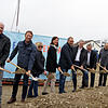 Beim Spatenstich: (von links) Dietmar Nützenadel, Vorsitzende der Fischbacher Runde, Erster Bürgermeister Stefan Köhler, TSV-Vorsitzende ...