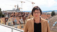Sabine Rein vor symbolträchtiger Kulisse: Angesichts der gesellschaftlichen Baustellen sieht die neue HTWG-Präsidentin für ihre ...