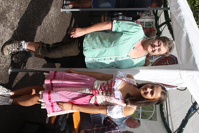 Im schmucken Outfit im bayrischen Stil: Ulrike Auer und Tochter Elena.