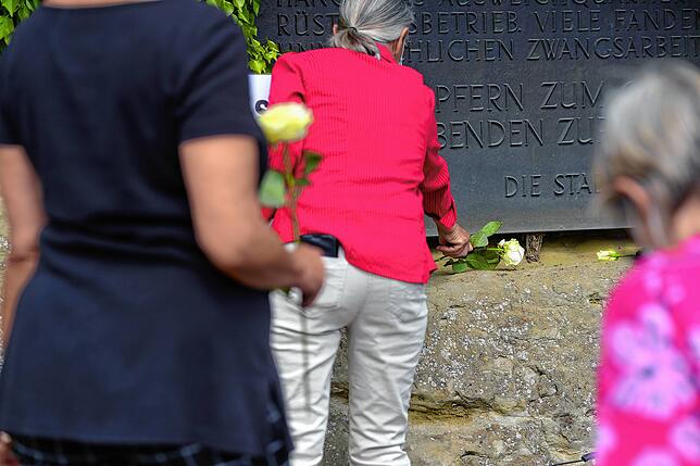Anlässlich des Tags der Befreiung legten die &bdquo;Omas gegen Rechts&ldquo; deutschlandweit an Gedenkorten der Verbrechen des ...