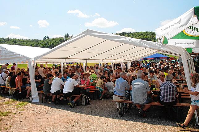 Die Besucher freuten sich über kühle Getränke und einen schattigen Platz im Festzelt.