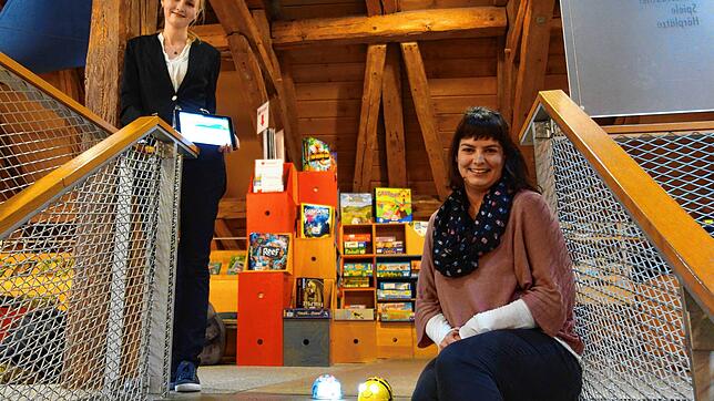 Heidi Hössle (links) und Sabrina Böhringer wollen als neues Leitungsteam die Stadtbücherei zeitgemäß aufstellen. Neue digitale Medien, ...