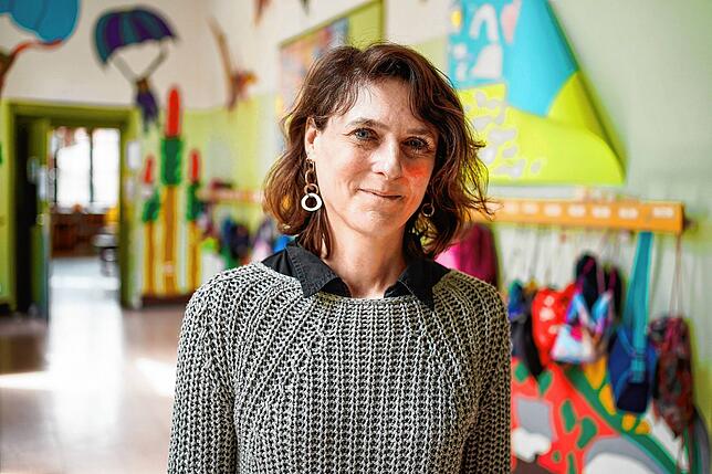 Barbara Mächtle, Schulleiterin der Grundschule Gräfenauschule, steht in einem Flur der Schule. Wohl gleich 40 Erstklässler müssen das ...