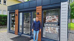 Unternehmer Francesco Falivena steht vor dem Container am Stadtgarten, den er verkauft, weil der Mietvertrag mit der Stadt Pfullendorf ...