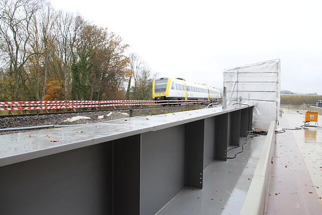 Neben der der Bahnstrecke Friedrichshafen-Staringen wird eine neue Stabbogenbrücke (Bauwerk 04) über die B&nbsp;31&nbsp;neu ...