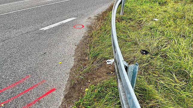 Das Motorrad rutschte unter der Schutzplanke hindurch und verbrannte