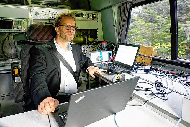 Klaus Müller, Präsident der Bundesnetzagentur, sitzt beim Pressetermin in einem Messfahrzeug. Ziel: Auch in den 500 bisherigen ...