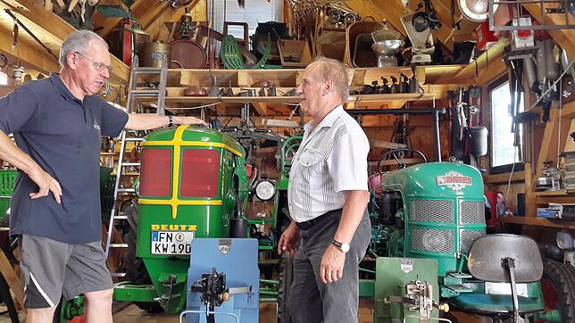 Karl Wiest (links) unterhält sich mit Besucher Karl Schmid, der aus Salem-Rickenbach nach Markdorf-Ittendorf gekommen ist, um sich die ...