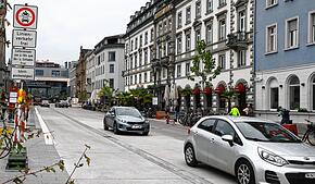 Am Bahnhofsplatz gilt seit Sonntag, 12. Oktober, ein Durchfahrverbot für Privatautos. Ein Tag später ist die Regelung noch längst nicht ...