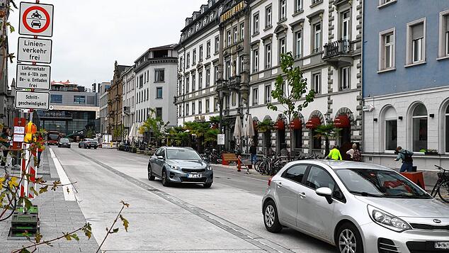 Am Bahnhofsplatz gilt seit Sonntag, 12. Oktober, ein Durchfahrverbot für Privatautos. Ein Tag später ist die Regelung noch längst nicht ...