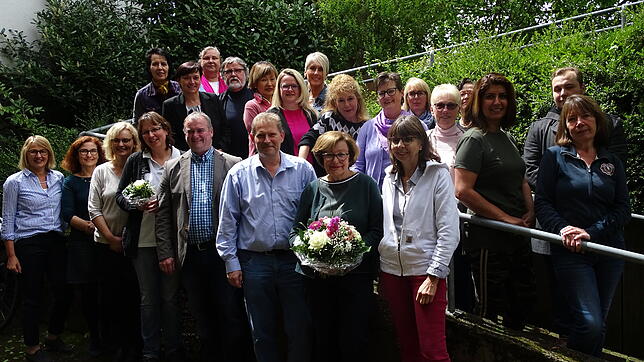 18 Frauen und Männer sind jetzt Alltagsbegleiter. Mit ihnen freut sich das Alltagsbegleitung-Team: Ulla Hahn (rechts Leiterin ...