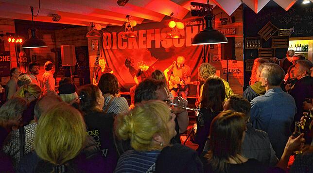 Im &bdquo;Ludwig&ldquo; begeistern die Band Dicke Fische ihr Publikum bei der Musiknacht 2023.