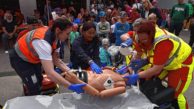 Bei der Reanimation zeigten die Helfer vor Ort in einer Übung, wie sie bei einem Notfallpatienten mit Angehörigen und Rettungsdienst ...
