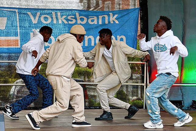 Mit ihrem rasanten Beitrag starteten die vier jungen Männer aus Guinea als Gruppe Black Say das Bühnenprogramm. Bild: Siegfried Kempter