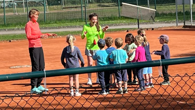 In der Ballschule des Tennisclubs Wehr lernen die Kleinsten früh den Umgang mit dem Ball. Das Bild zeigt die Übungsleiterinnen Jessica ...
