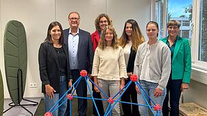 Vor dem Start im Gebäude der Grundschule Hallerhöhe: Sarah Hahn (von links, Sekretariat), Oberbürgermeister Jürgen Roth, ...
