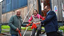 Die Landtagsabgeordneten Martin Hahn (links) und Klaus Hoher (rechts) durchschneiden das rote Band zur Eröffnung des ...