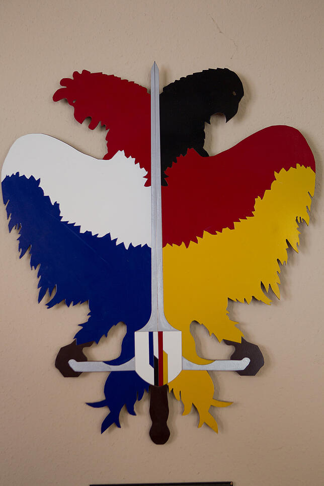 Auch im Aufenthaltsraum der Unteroffiziere und Offiziere hängt das Symbol der Brigade – der französische Hahn und der deutsche ...