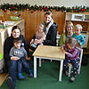 Die U3-Gruppe im Jugendheim mit Kindergartenleiterin Julia Doser (Mitte) und den beiden Erzieherinnen Sabrina Schreiber und Laura ...