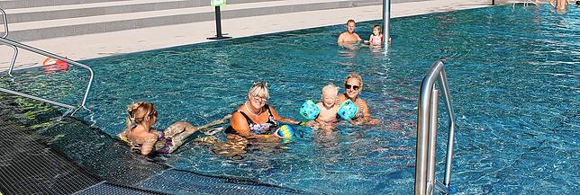 Badevergnügen im Nichtschwimmer-Bereich am letzten Öffnungstag: Blumberger Familien genießen die letzten Stunden vor der Winterpause.