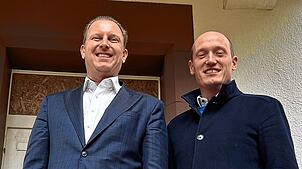 Sven Wahl (links) Vorstandsvorsitzender der Luisenklinik und Bürgermeister Jonathan Berggötz sind froh, dass das zur Ruine verkommene ...