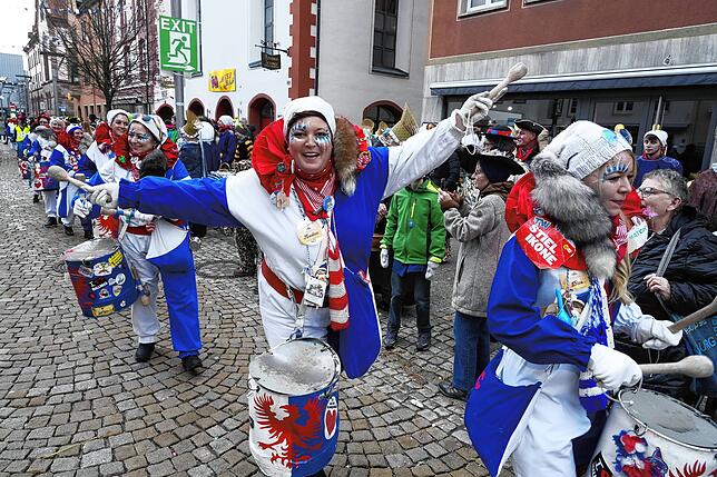 Und am Fastnachtsdienstag sehen wir uns wieder: Da sind die Glonkis auch wieder mit dabei &ndash; hier die Trommlerwieber an ihrem Umzug ...