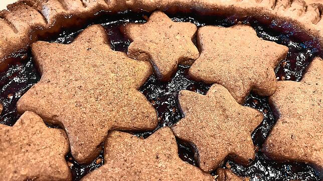 In der Vorweihnachtszeit wird das typische Gittermuster der Linzertorte oft mit Sternen variiert.