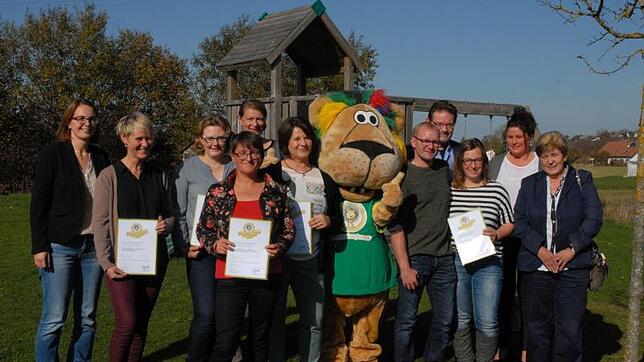 Gruppenbild mit Maskottchen Leo: von links Anja Hemmerich, Monika Moosmann vom Severinhof, Elke Bühler vom Ferienhof Bühler, Erika ...