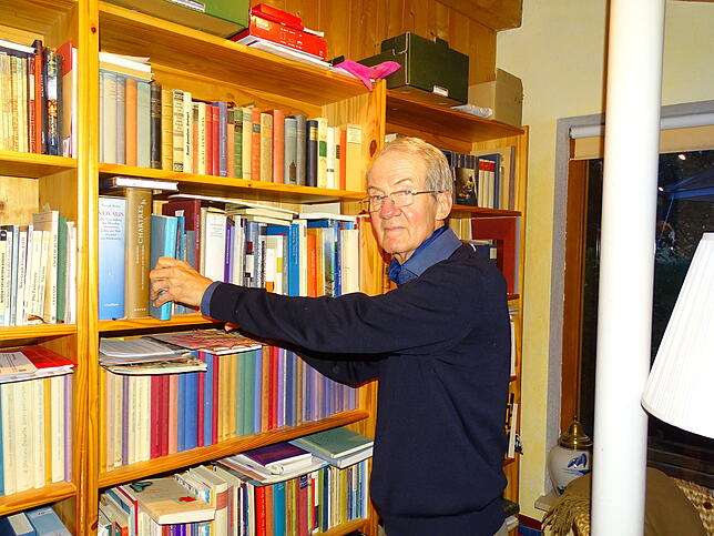 Der Rentner Thomas hat in seiner Wohnung viel Platz für Bücher.