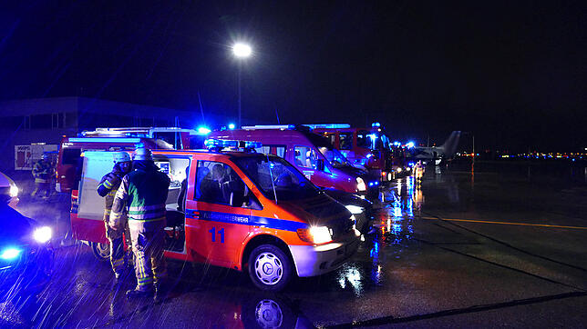 Am Flughafen waren am Mittwochabend etwa 280 Helfer im Einsatz.