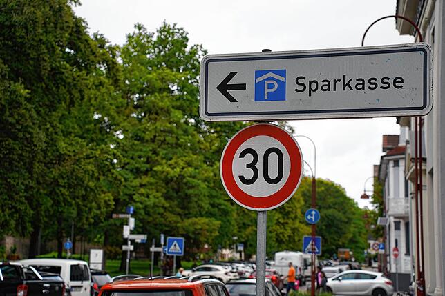 Tempo 30 gilt auf dem gesamten Innenring. Die Beschilderung am Kaiserring wurde am 30. August angebracht.