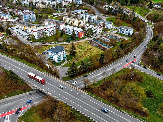Das Gelände an der Bussardstraße befindet sich zwischen einem Mehrfamilienhaus und einer Garagen-Anlage. Von links nach rechts unten im ...