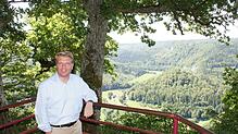 Einer der Lieblingsplätze von Thomas Bareiß ist das Donautal. Hier ist er gerne immer wieder auch mal als Wanderer unterwegs. Den Bezug ...