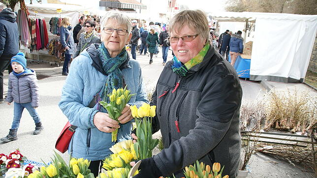 Lioba Stihl aus Tengen kauft bei der Gärtnerin Sigrid Häusler frische Tulpen. Sie sind die ersten Frühlingsboten, die die Besucher des ...